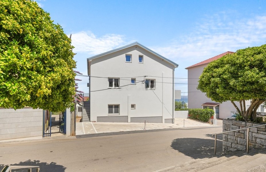 Facciata della casa con cancello d'ingresso