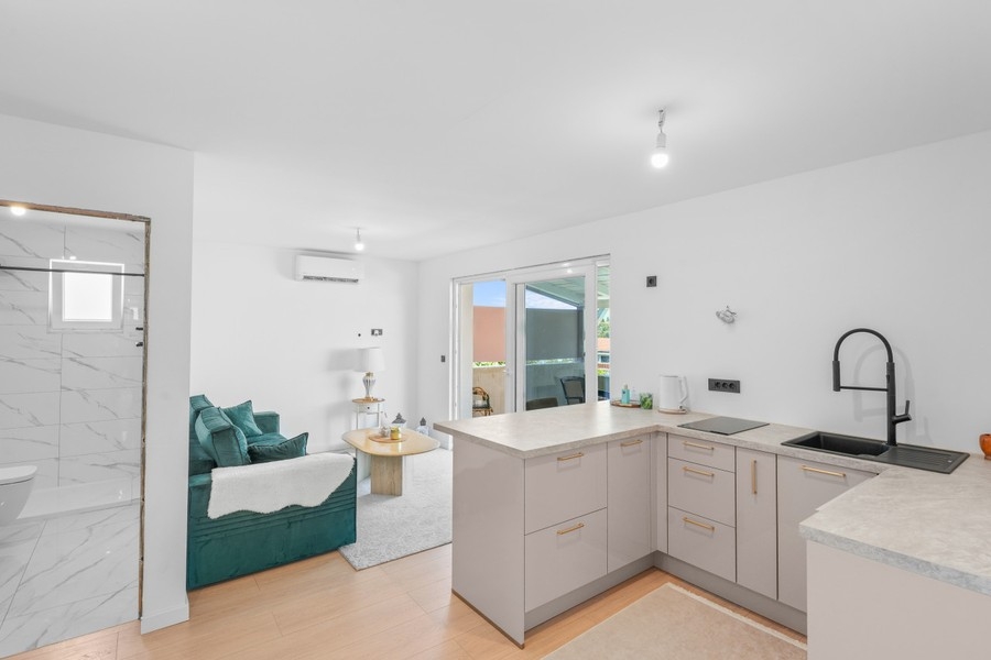 Zona giorno aperta con cucina moderna