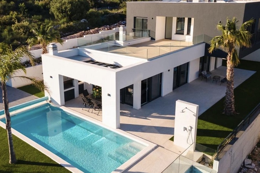 Villa di nuova costruzione con piscina e giardino a Vinisce vicino a Trogir
