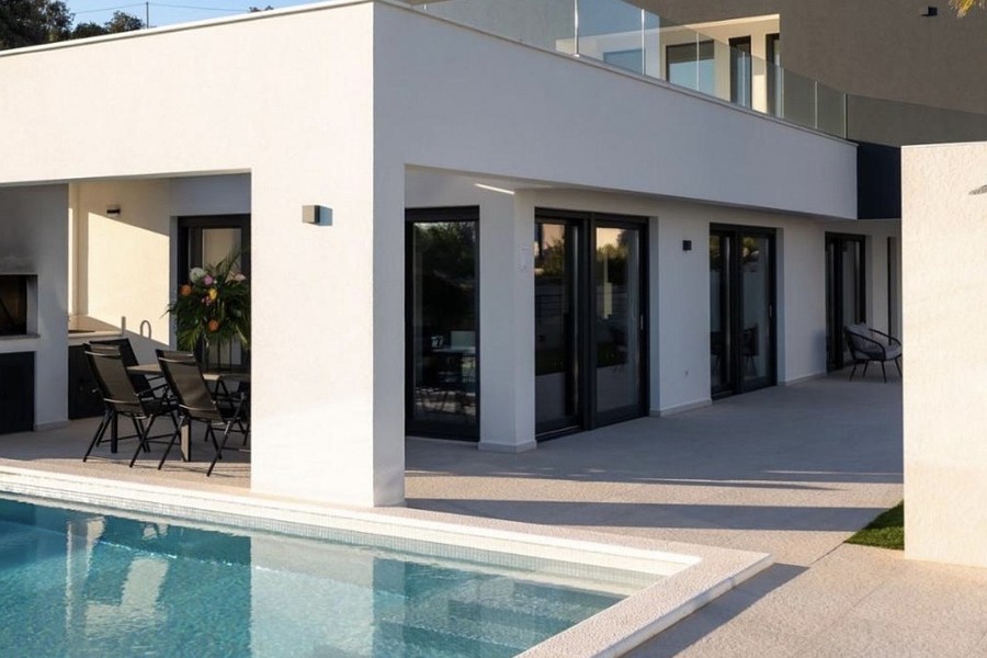 Piscina davanti alla terrazza coperta della villa