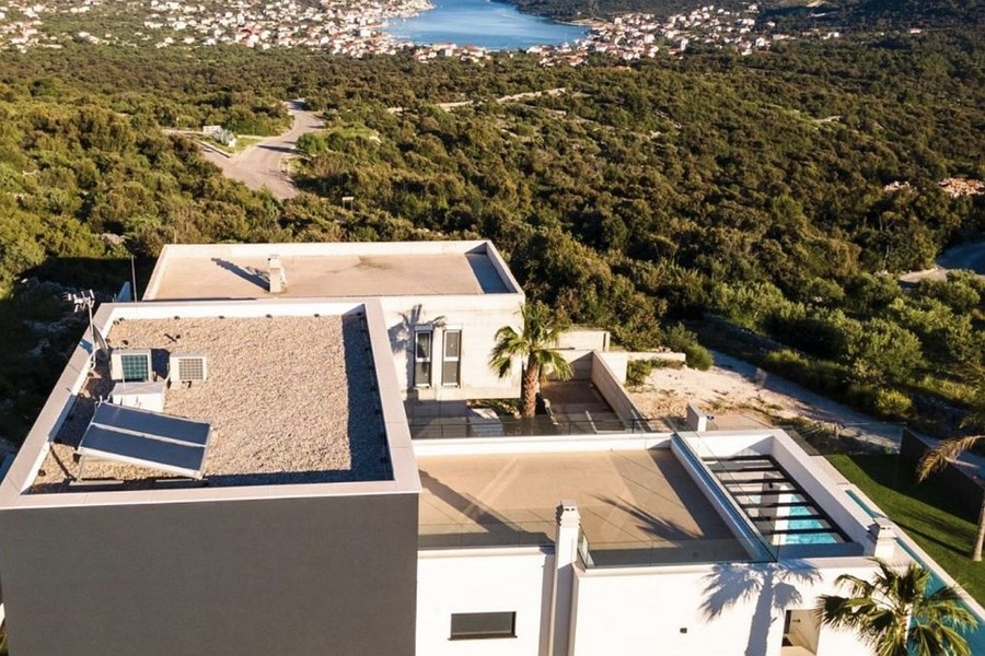 Veduta aerea della villa con dintorni e baia