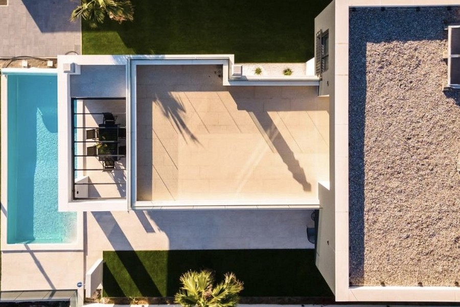Vista dall'alto su piscina, terrazza e giardino della villa