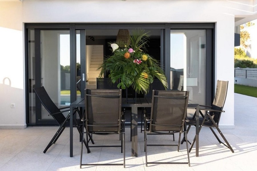 Zona pranzo sulla terrazza coperta accanto alla piscina