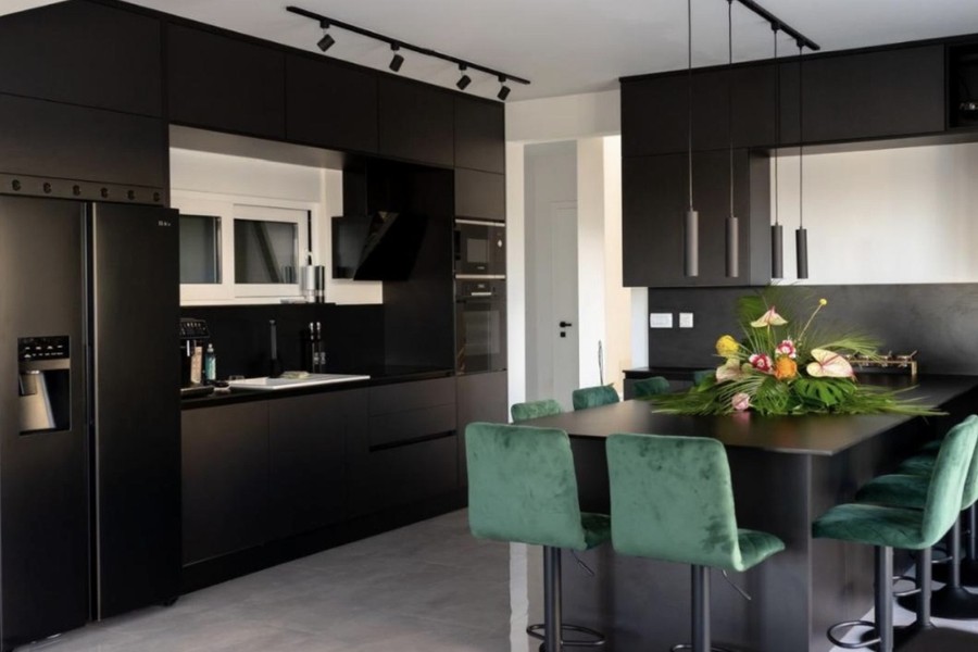 Cucina moderna con isola e sgabelli