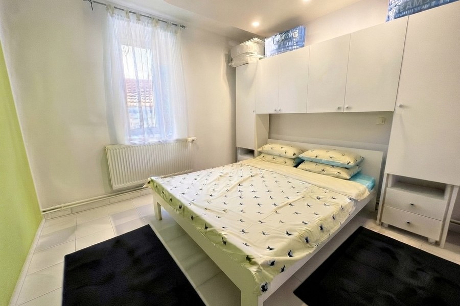 Camera da letto con letto matrimoniale e armadio a muro