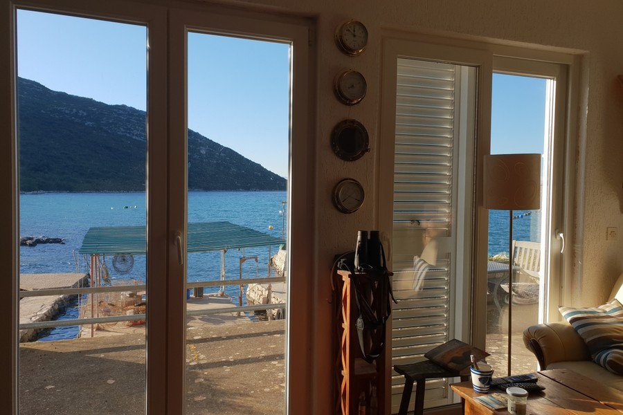 Vista sul mare attraverso la porta della terrazza