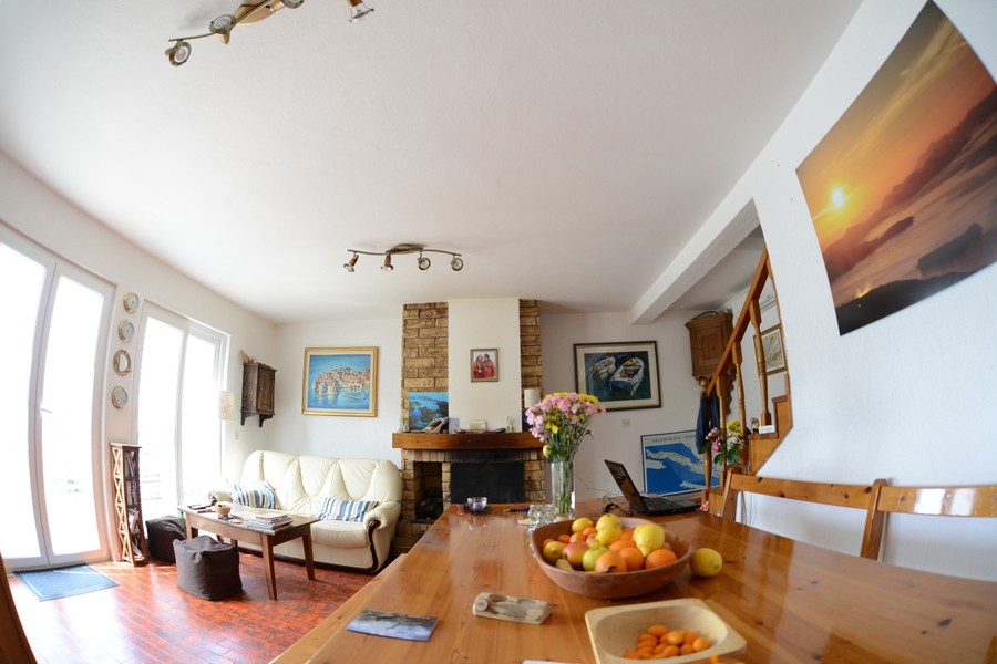Soggiorno con tavolo da pranzo e camino