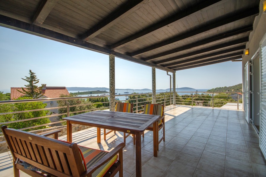 Terrazza della seconda villa con salottino e vista mare