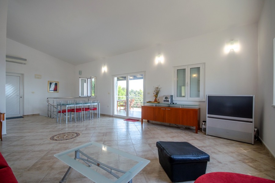 Soggiorno con zona pranzo nella seconda villa