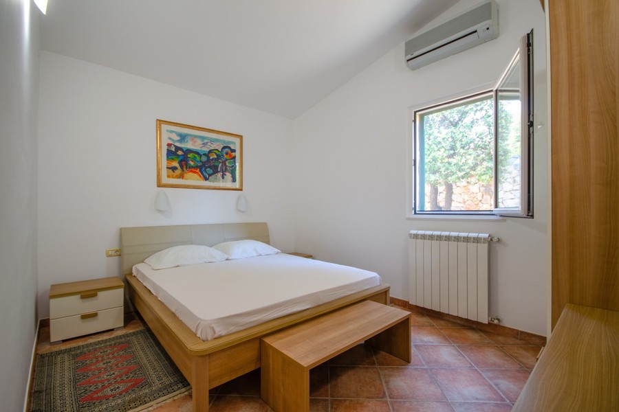Camera da letto luminosa con letto matrimoniale