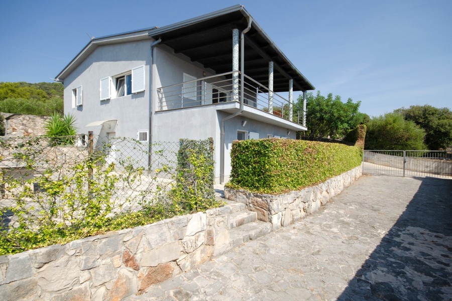 Seconda villa con terrazza coperta al piano superiore
