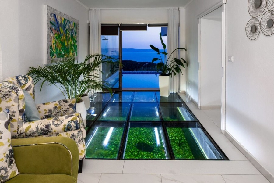Corridoio con pavimento in vetro e vista sul mare