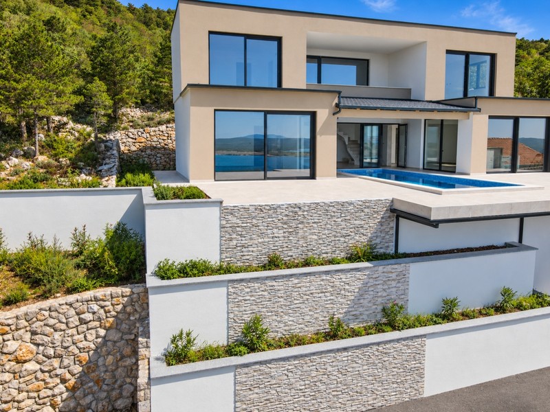 Terrazze della villa con muri in pietra naturale