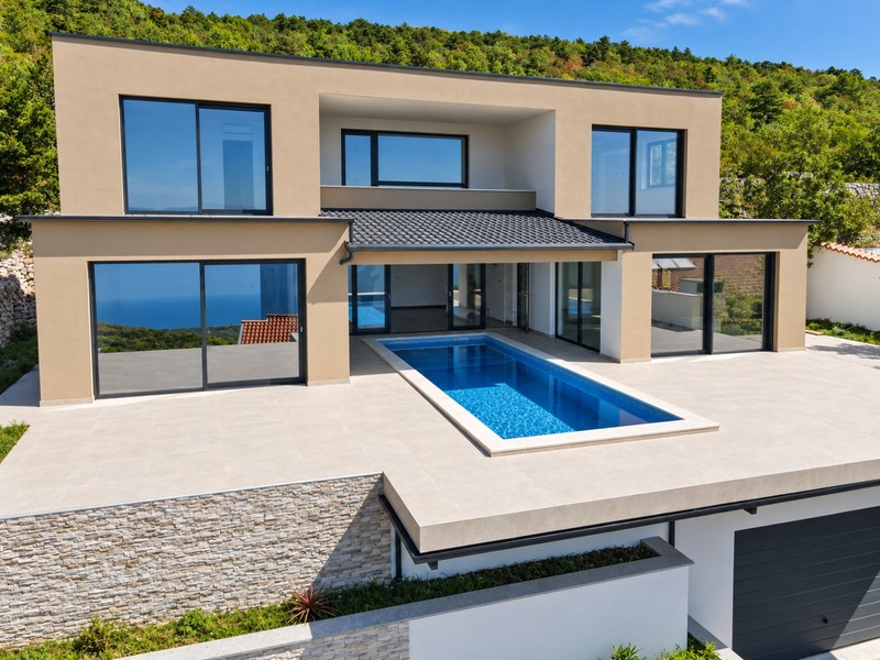 Esterno della villa con piscina e terrazza
