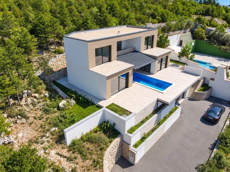 Veduta aerea della villa con piscina e accesso carrabile