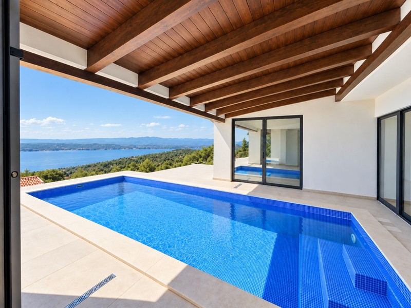 Piscina parzialmente coperta con vista sul mare