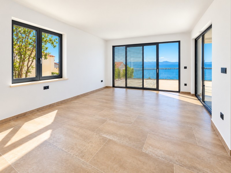 Stanza luminosa con porta scorrevole sulla terrazza