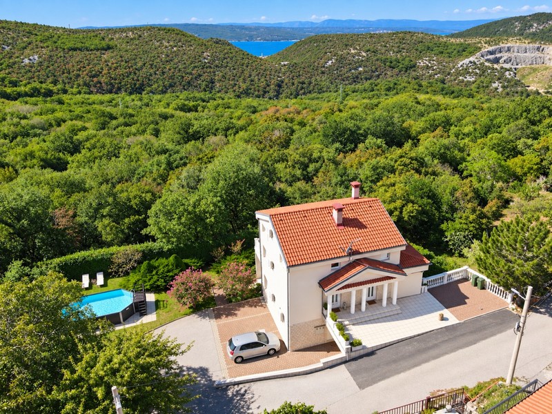 Casa con tre appartamenti, piscina e giardino vicino a Crikvenica