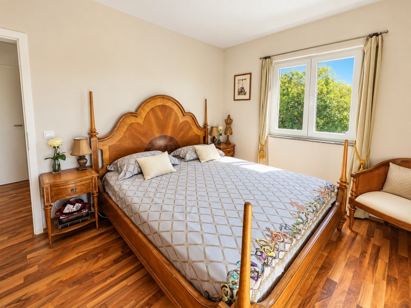 Camera da letto con letto in legno