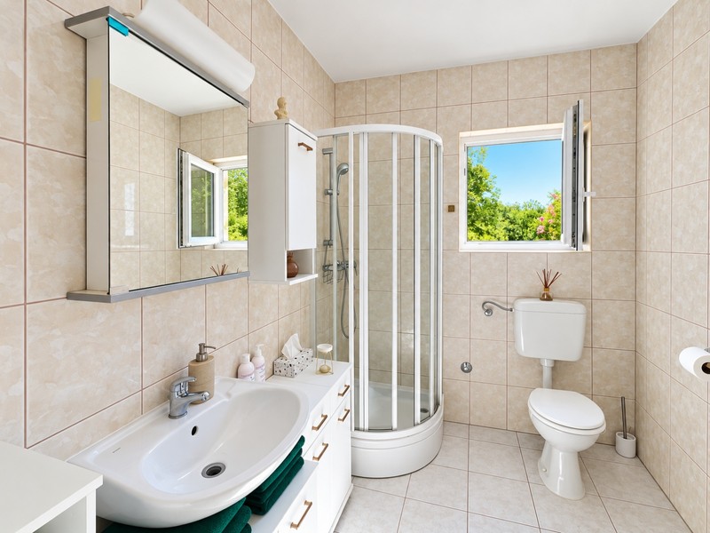 Bagno con box doccia e finestra