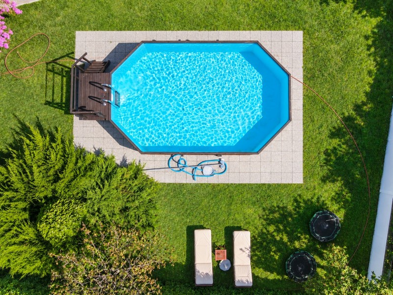 Piscina in giardino vista dall'alto