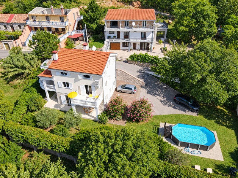 Casa con piscina e giardino vista dall'alto