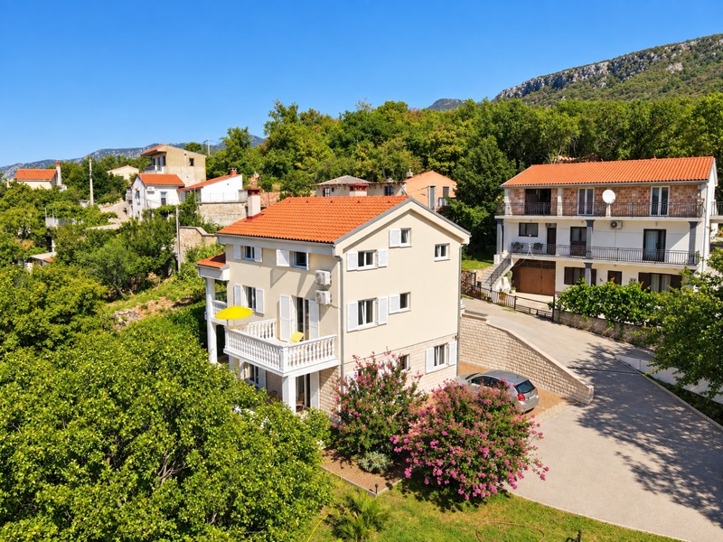 Casa con balconi in zona residenziale tranquilla