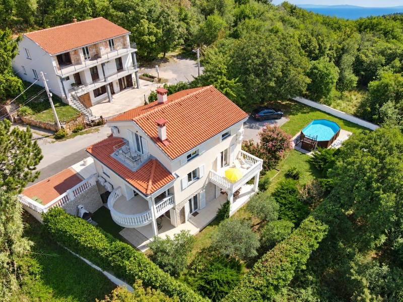 Casa con piscina, giardino e balconi vista dall'alto