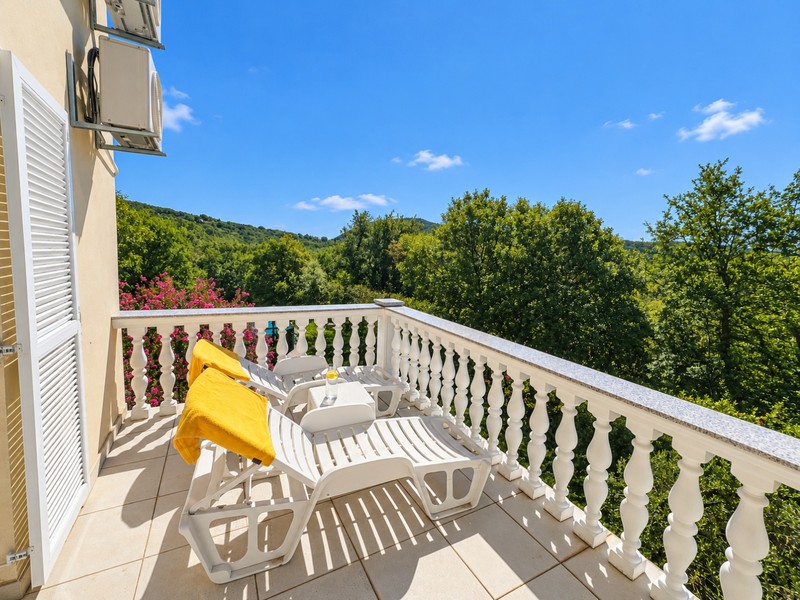 Balcone con sdraio e vista sul verde