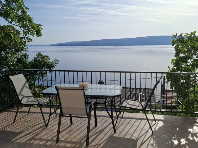 Terrazza con salottino e vista mare