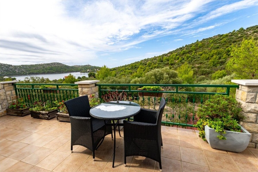 Casa con vista mare e monolocali sull'isola di Lastovo