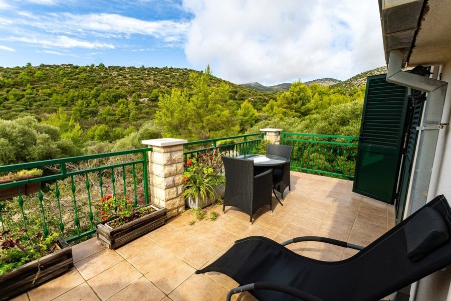 Terrazza con salotto da esterno e lettino