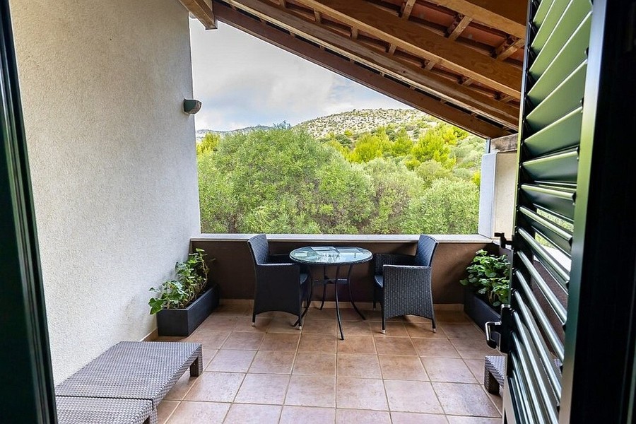 Terrazza coperta con soffitto in legno e mobili da giardino