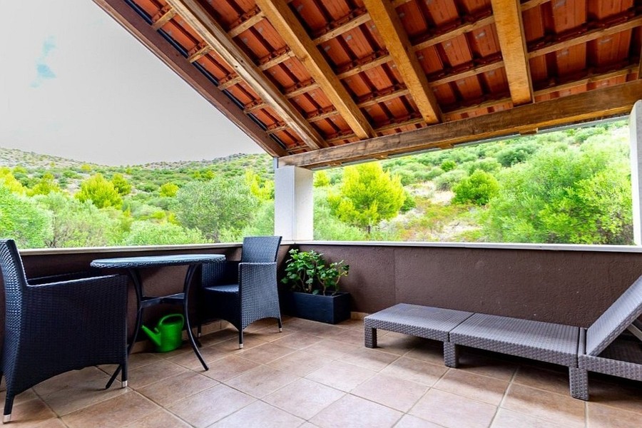 Terrazza coperta con vista sul verde
