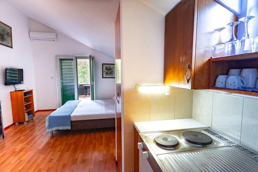 Monolocale con letto matrimoniale e angolo cottura