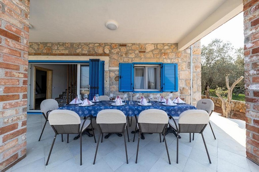 Terrazza coperta con grande tavolo da pranzo
