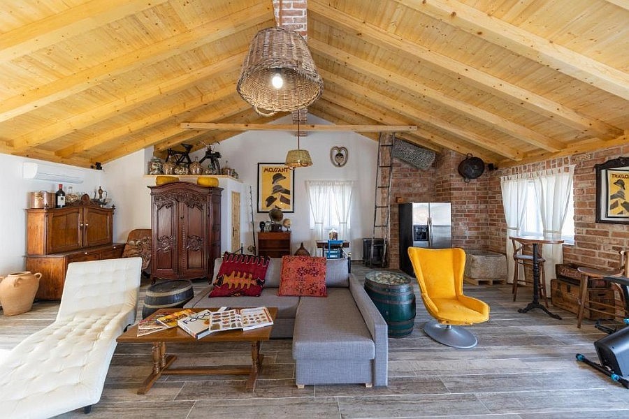Soggiorno al piano superiore con soffitto in legno