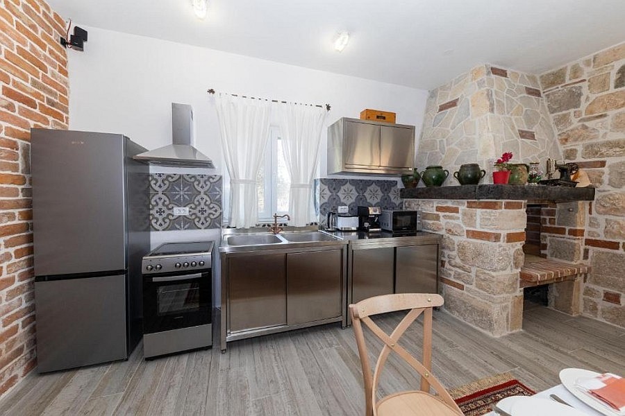 Cucina con blocco in acciaio inox e frigorifero