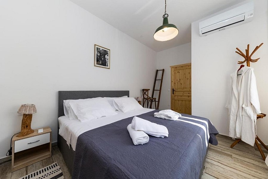 Camera da letto con letto matrimoniale e climatizzatore