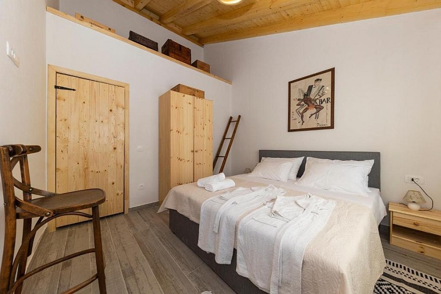 Camera da letto con soffitto in legno e armadio