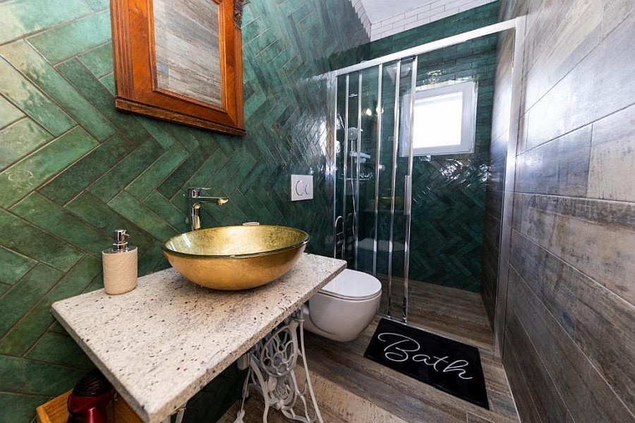 Bagno con doccia e piastrelle verdi
