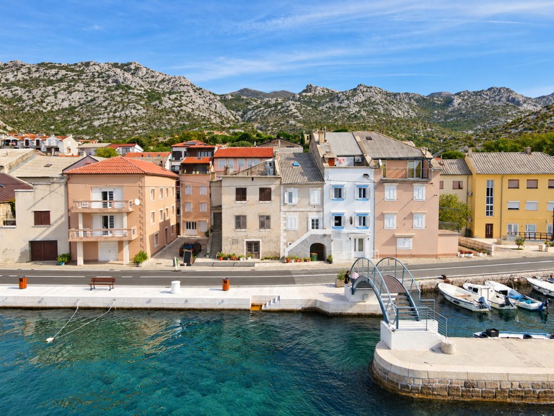 Casa in pietra in prima fila sul porto di Karlobag, Quarnaro