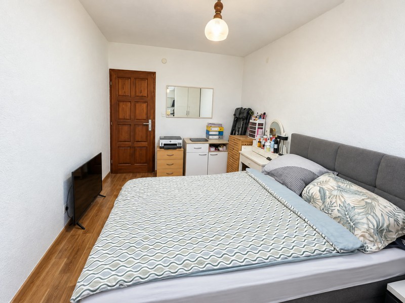 Camera da letto con letto matrimoniale e televisore