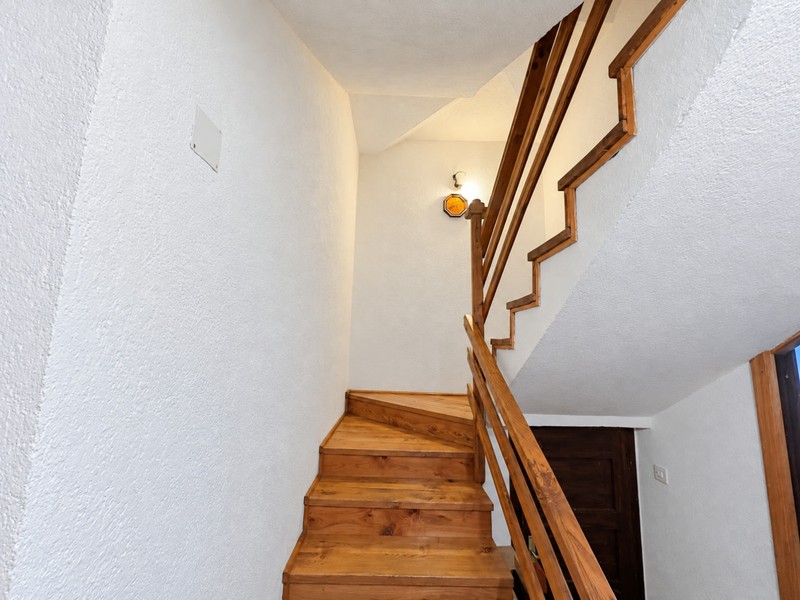 Vano scale con scala in legno
