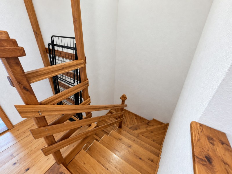 Scala in legno verso il sottotetto