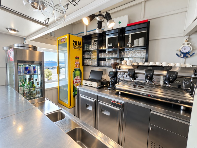 Banco con macchina per il caffè nel locale