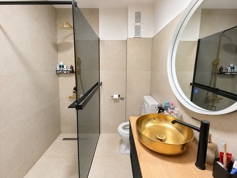 Bagno con doccia e lavabo