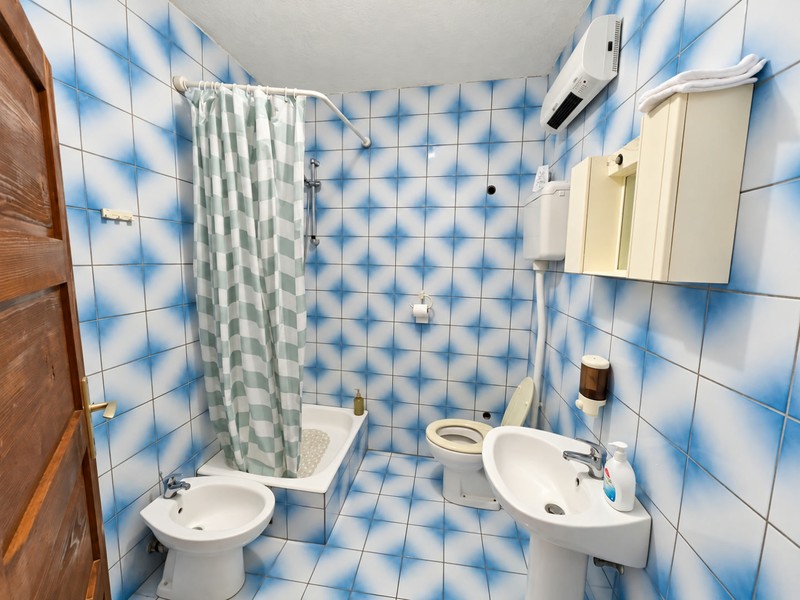 Bagno con piastrelle blu