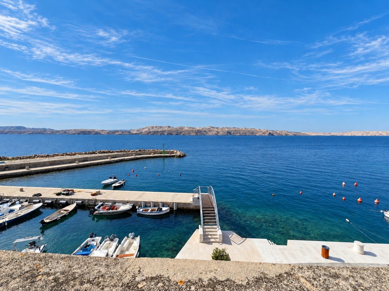 Vista dalla terrazza sul tetto su porto e mare