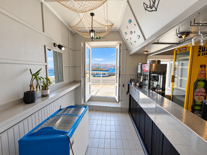Sala del locale con banco